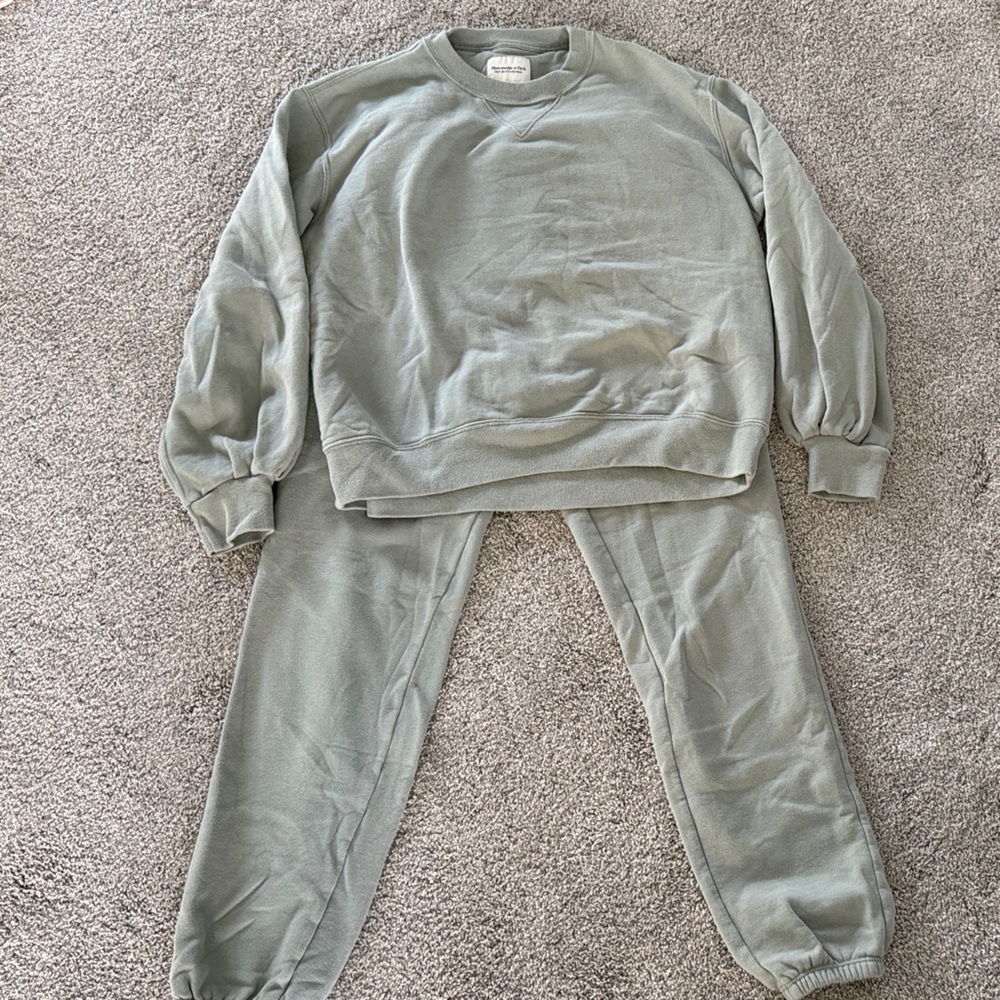 Abercrombie Women’s Green Jogger Pants set